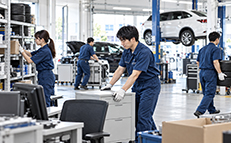 自動車販売店・整備工場の商談家具や保管棚を整理するイメージ