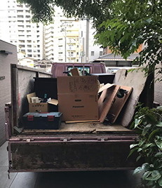福岡市東区高美台にて、貿易会社の倉庫に残された大量の荷物を回収いたしました
