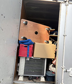 福岡市東区名子にあるアパートのゴミ置き場で、不用品の回収作業を行いました