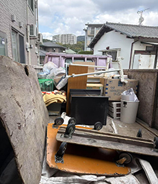 福岡市早良区野芥にて、100台以上の金属製2段ベッドを回収する作業を行いました