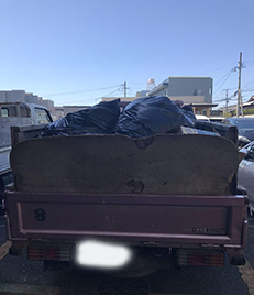 福岡市西区富士見にある老人ホームにて、大量のカーペットの回収作業を行いました