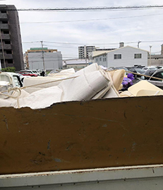 福岡市博多区古門戸町にあるホテルからのご依頼で、使用済みベッドマットレスの大量回収を行いました