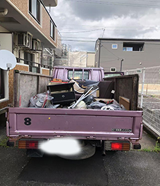 福岡市南区向新町で、一軒家の屋根工事に伴う瓦やその他の残置物を回収いたしました