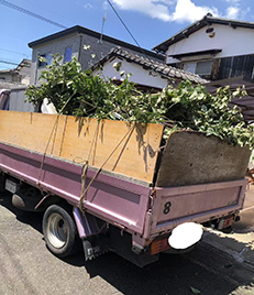 福岡市東区美和台新町にて、70代のお客様が管理されている自社ビルの解体に伴い、建物内に残っている不用品の回収作業を行いました