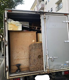 福岡市南区柳瀬にて、3階建て一軒家の不用品回収と庭周りの片付け、庭木の伐採作業を行いました