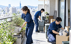 ベランダの収納用品や園芸用品の整理を伝えるイメージ
